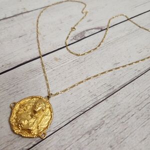 Gold Medallion Pendant Necklace - Elegant Women's Jewelry